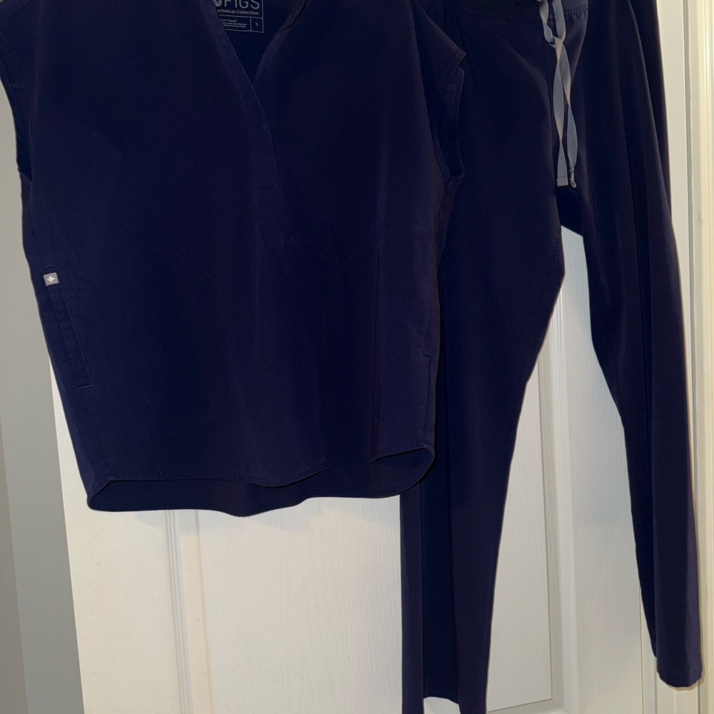 Figs navy scrub set
